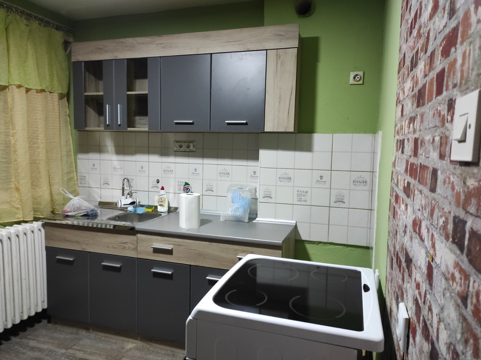 Izdajem.dvosoban namesten stan 54m2 kod Medicinskog fakulteta. Grejanje -klima, parking, podrum. Stan je useljiv od 01.08.2026. Cena 300 eura. 062466052