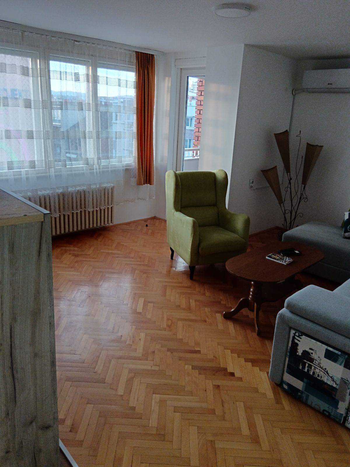 Izdajem stan na Crvenom pevcu 54m2, dvoiposoban na 4 spratu, zgrada ima lift. Stan je opremljen stvarima ili uredjajima. Slobodan je od 01.08.2026. 0642159223