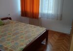 Izdajem stan na Crvenom pevcu 54m2, dvoiposoban na 4 spratu, zgrada ima lift. Stan je opremljen stvarima ili uredjajima. Slobodan je od 01.08.2026. 0642159223