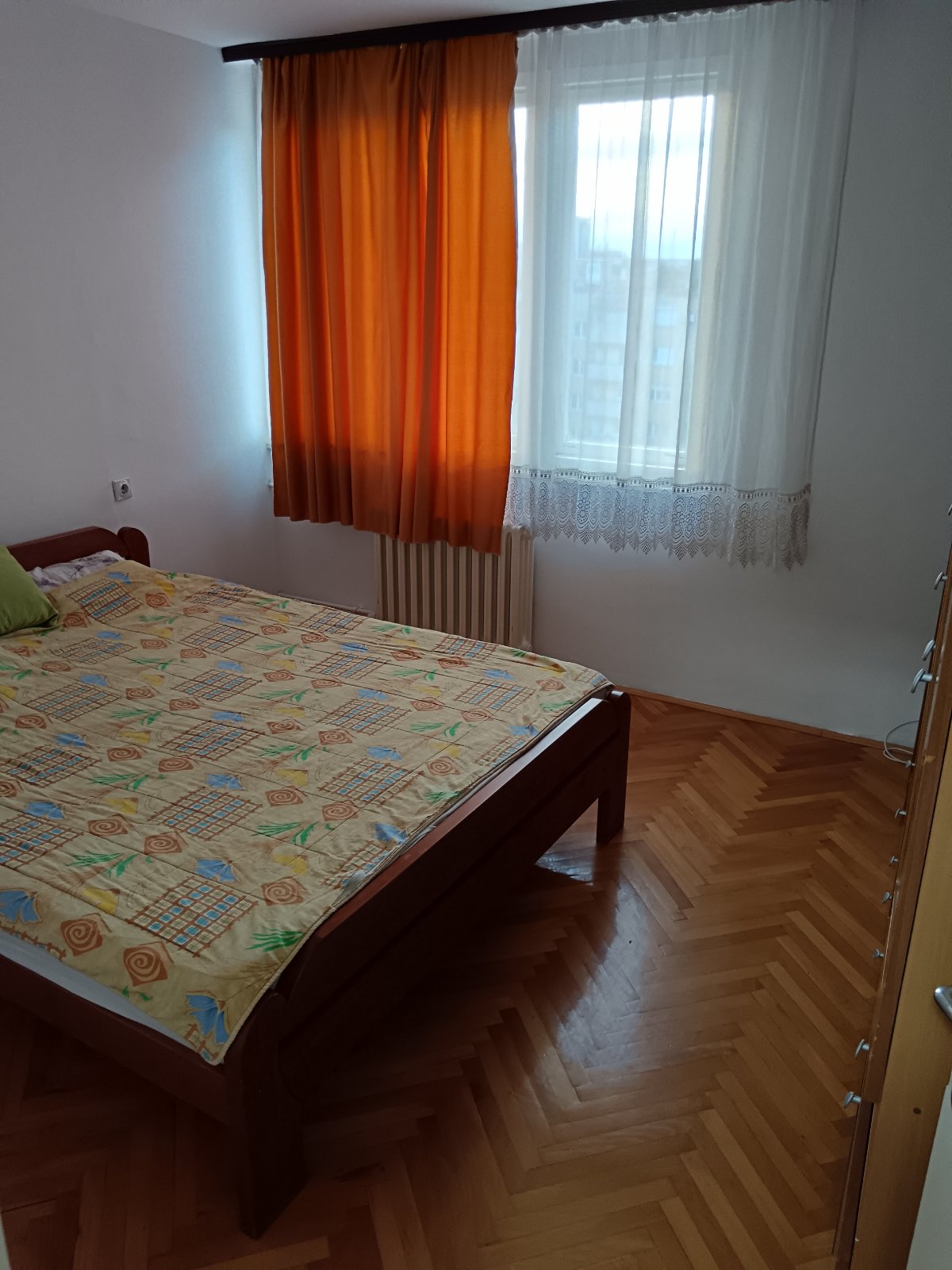 Izdajem stan na Crvenom pevcu 54m2, dvoiposoban na 4 spratu, zgrada ima lift. Stan je opremljen stvarima ili uredjajima. Slobodan je od 01.08.2026. 0642159223