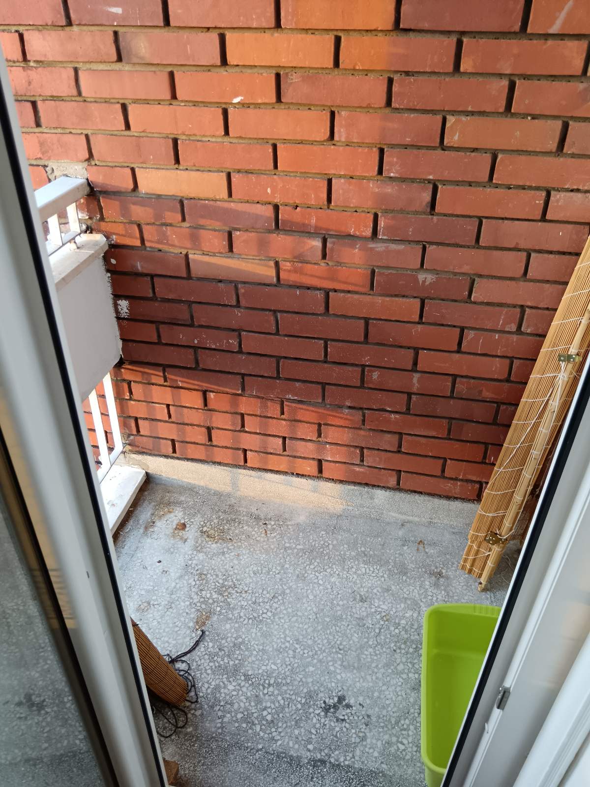 Izdajem stan na Crvenom pevcu 54m2, dvoiposoban na 4 spratu, zgrada ima lift. Stan je opremljen stvarima ili uredjajima. Slobodan je od 01.08.2026. 0642159223