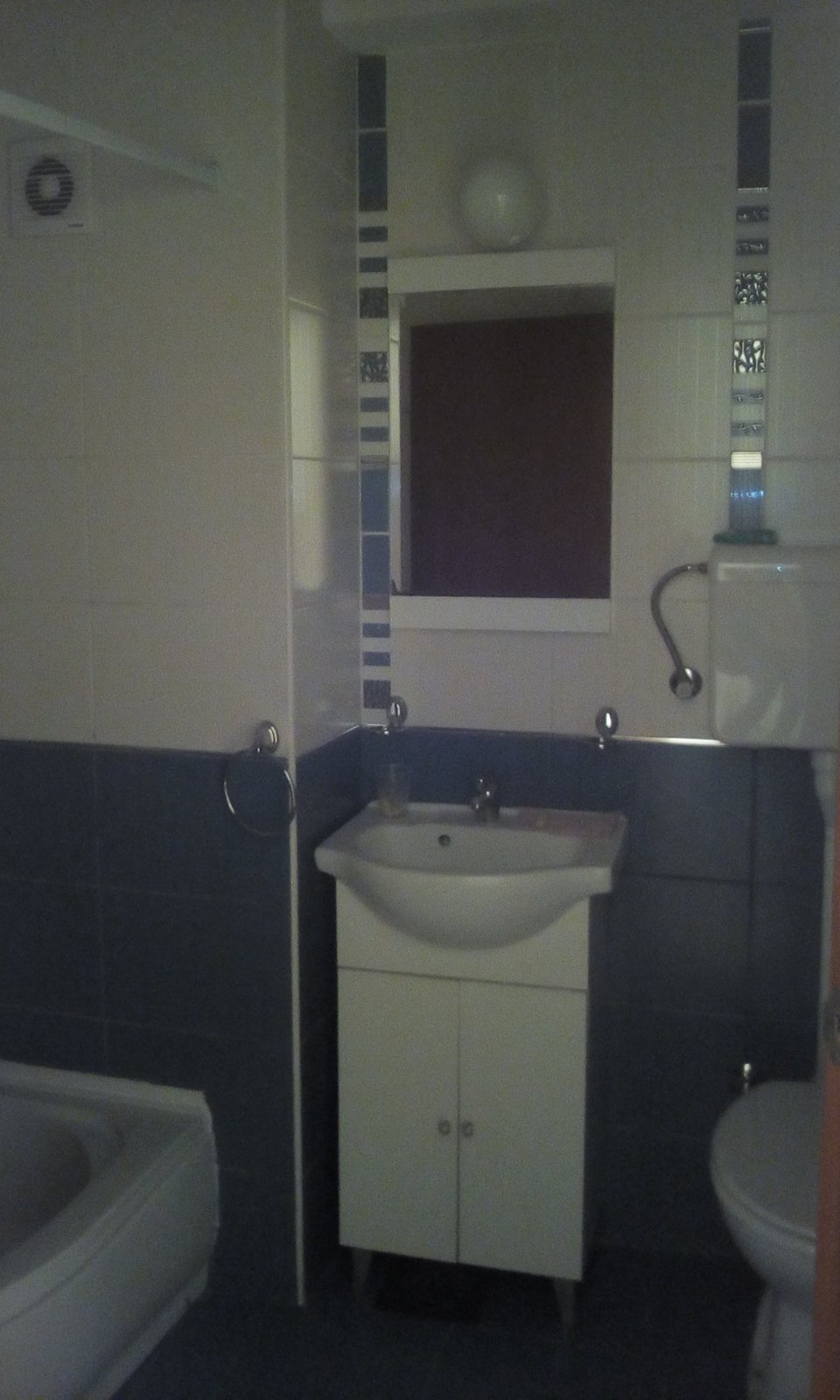 Nenamešten, svetao i udoban stan sa pogledom na Čair.  Izdajem nenamešten, svetao i udoban stan sa pogledom na Čair. Stan je 1.5-soban, ima prostran hodnik, veliku dnevnu sobu spojenu sa trpezarijom i kuhinjom. Iz dnevne sobe se izlazi na terasu. U sastavu stana je još kupatilo i spavaća soba u koju se ulazi iz hodnika. Grejanje je etažno. Stan se nalazi na IV spratu (nije poslednji sprat). Orijentacija stana je istok-jug. Zgrada je novijeg datuma, nalazi u mirnoj i neprometnoj ulici. Moguće izdavanje na duži period.  Stan je svaku preporuku jer pruža svaku udobnost i privatnost.  Telefon: 062383037 0691158580