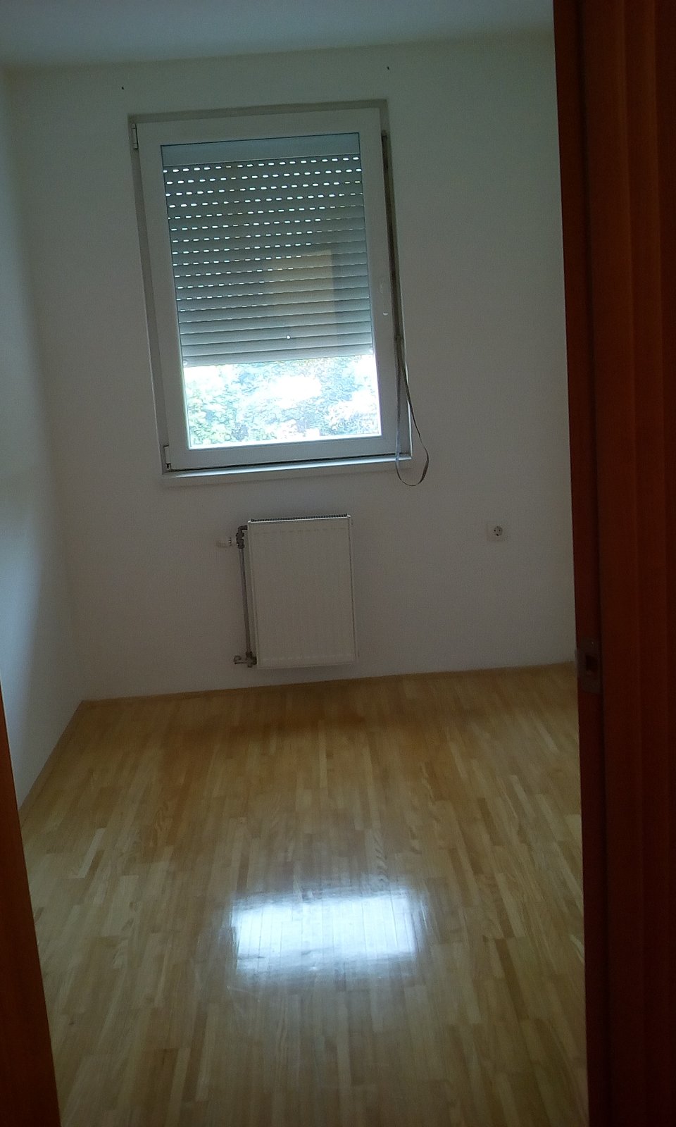 Nenamešten, svetao i udoban stan sa pogledom na Čair.  Izdajem nenamešten, svetao i udoban stan sa pogledom na Čair. Stan je 1.5-soban, ima prostran hodnik, veliku dnevnu sobu spojenu sa trpezarijom i kuhinjom. Iz dnevne sobe se izlazi na terasu. U sastavu stana je još kupatilo i spavaća soba u koju se ulazi iz hodnika. Grejanje je etažno. Stan se nalazi na IV spratu (nije poslednji sprat). Orijentacija stana je istok-jug. Zgrada je novijeg datuma, nalazi u mirnoj i neprometnoj ulici. Moguće izdavanje na duži period.  Stan je svaku preporuku jer pruža svaku udobnost i privatnost.  Telefon: 062383037 0691158580