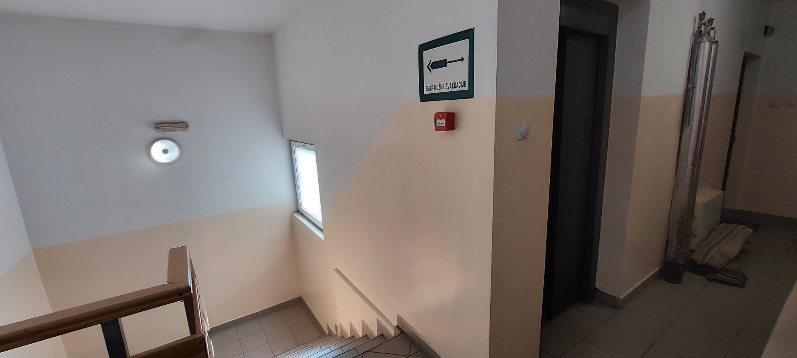 Prodajem stan 38m2-80.000 eur, salonskog tipa, Centar-kej. Stan je odmah useljiv, sa kompletnim namestajem i tehnikom. V sprat, lift, novogradnja. Idealan kao investicija za izdavanje zbog blizine obrazovnih ustanova. Miran deo grada, minut od setalista na Nisavi.     Mladja 063475585