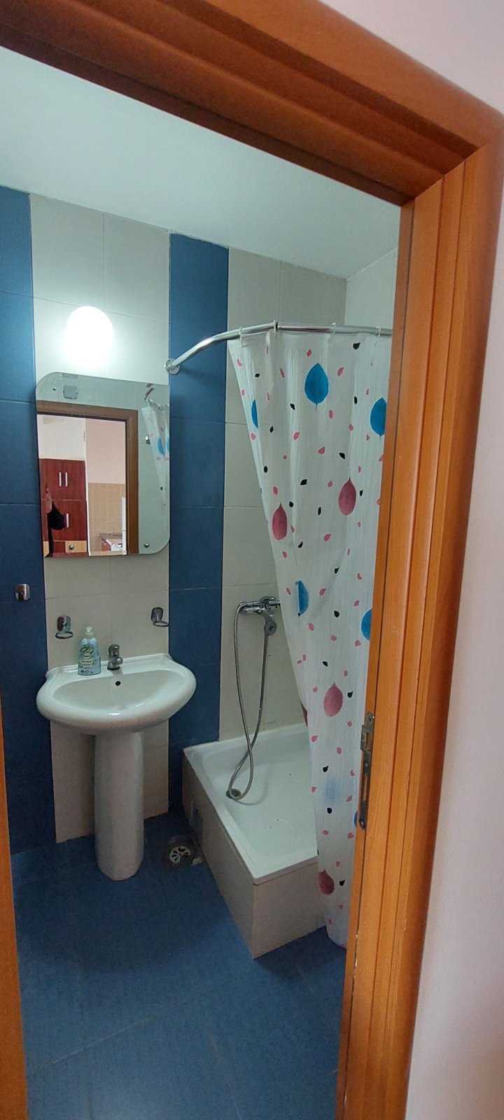 Prodajem stan 38m2-80.000 eur, salonskog tipa, Centar-kej. Stan je odmah useljiv, sa kompletnim namestajem i tehnikom. V sprat, lift, novogradnja. Idealan kao investicija za izdavanje zbog blizine obrazovnih ustanova. Miran deo grada, minut od setalista na Nisavi.     Mladja 063475585