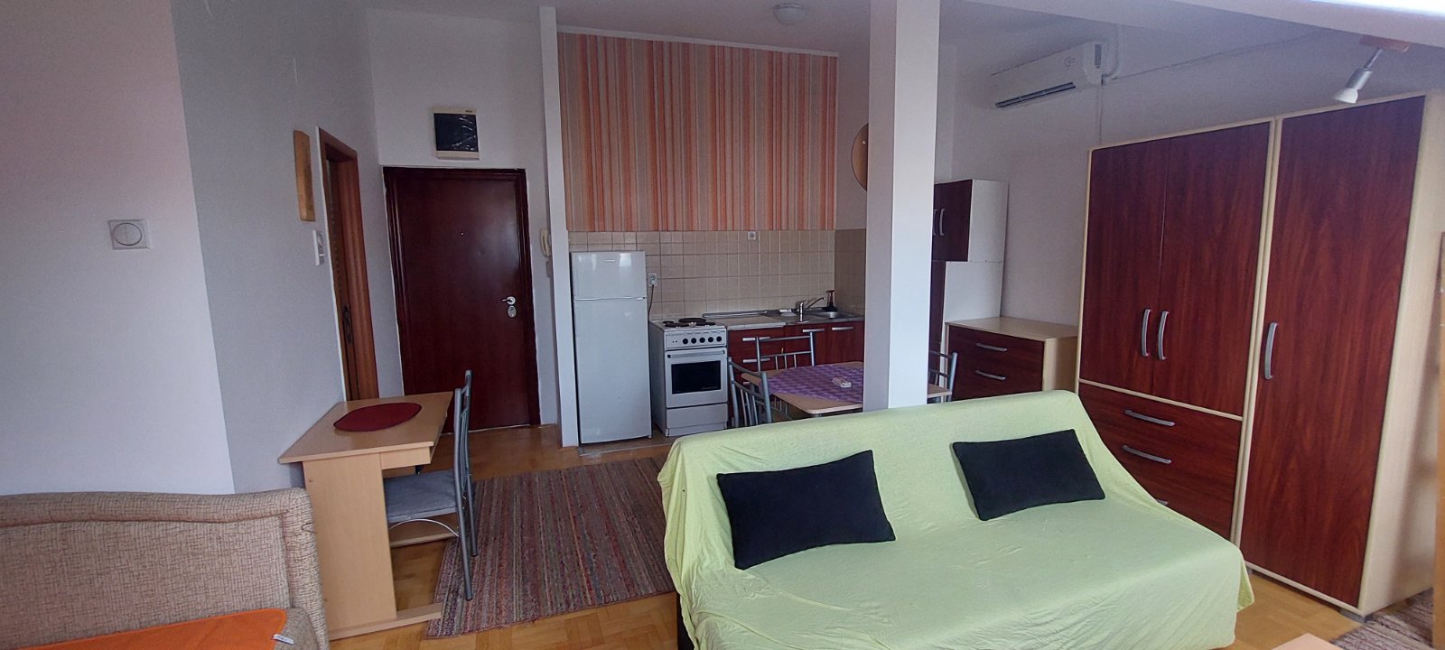 Prodajem stan 38m2-80.000 eur, salonskog tipa, Centar-kej. Stan je odmah useljiv, sa kompletnim namestajem i tehnikom. V sprat, lift, novogradnja. Idealan kao investicija za izdavanje zbog blizine obrazovnih ustanova. Miran deo grada, minut od setalista na Nisavi.     Mladja 063475585