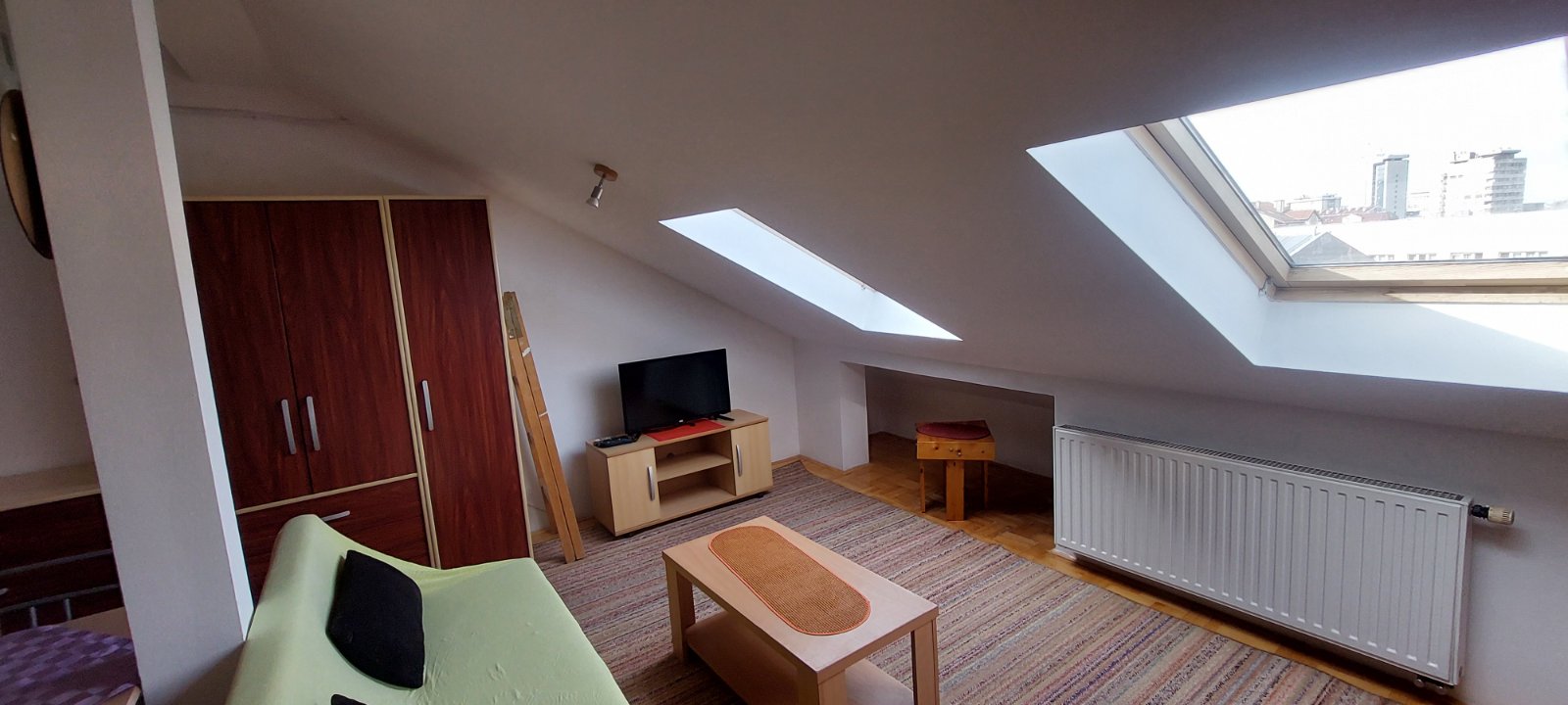 Prodajem stan 38m2-80.000 eur, salonskog tipa, Centar-kej. Stan je odmah useljiv, sa kompletnim namestajem i tehnikom. V sprat, lift, novogradnja. Idealan kao investicija za izdavanje zbog blizine obrazovnih ustanova. Miran deo grada, minut od setalista na Nisavi.     Mladja 063475585