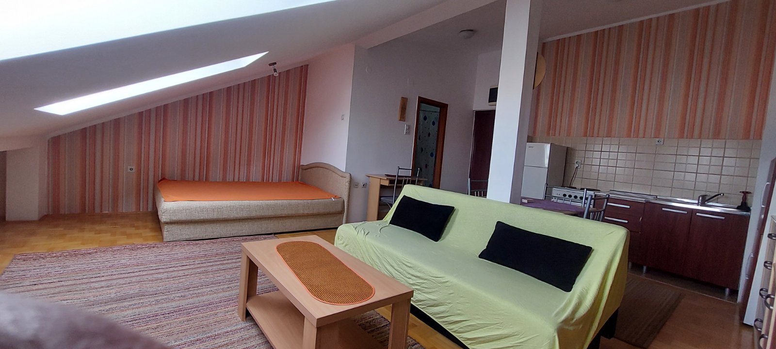 Prodajem stan 38m2-80.000 eur, salonskog tipa, Centar-kej. Stan je odmah useljiv, sa kompletnim namestajem i tehnikom. V sprat, lift, novogradnja. Idealan kao investicija za izdavanje zbog blizine obrazovnih ustanova. Miran deo grada, minut od setalista na Nisavi.     Mladja 063475585