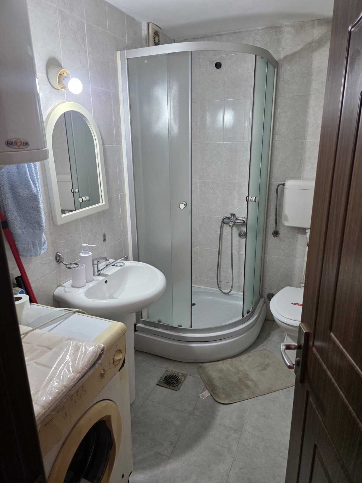 Izdajem garsonjeru u strogom centru Nisa ,kod pravnog i ekonomskog fakulteta ,opremljenu ,mogu da spavaju 2 osobe,garnitura se razvlaci i bude trosed.Centralno grejanje.tel 063400805