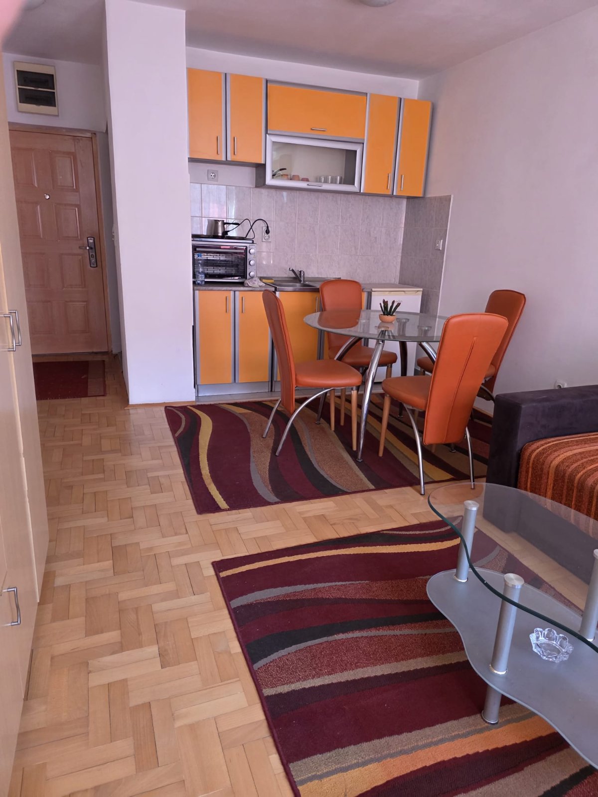 Izdajem garsonjeru u strogom centru Nisa ,kod pravnog i ekonomskog fakulteta ,opremljenu ,mogu da spavaju 2 osobe,garnitura se razvlaci i bude trosed.Centralno grejanje.tel 063400805