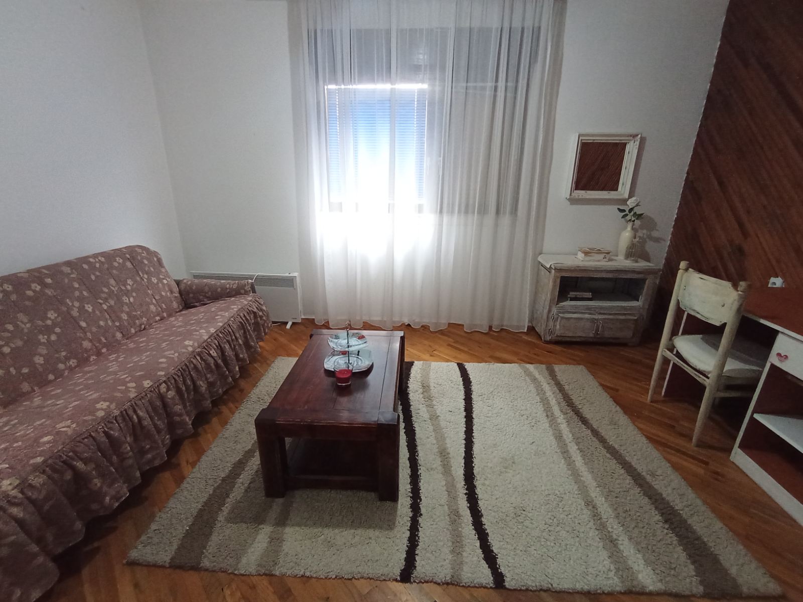 Izdajem namesten sprat u kuci u blizini osnovne skole “Njegos”, na 12-15min hoda od Lidla i Delte. Sastoji se iz dnevne sobe sa trpezarijom, kuhinjom, dve spavace sobe i kupatila. Idealno za studente ili porodicu. Cena 250e. Za sve informacije pozvati na br.061/2690533