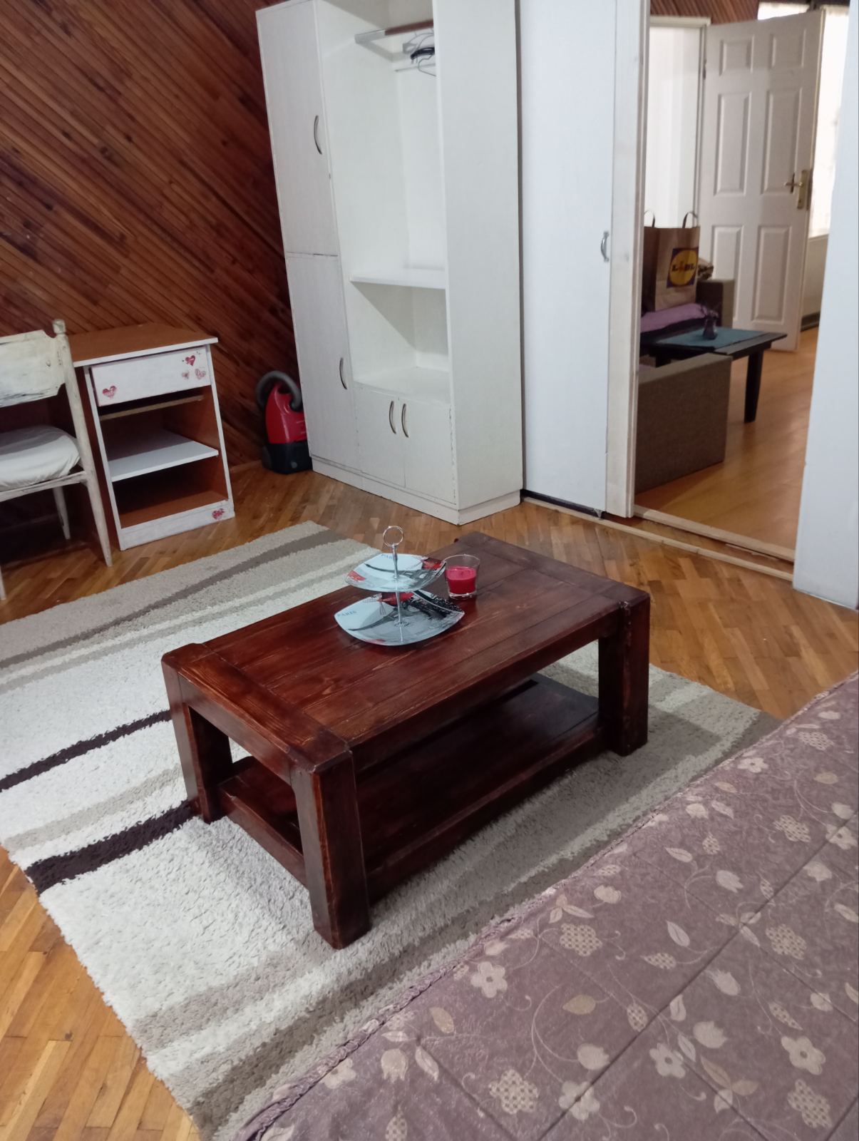Izdajem namesten sprat u kuci u blizini osnovne skole “Njegos”, na 12-15min hoda od Lidla i Delte. Sastoji se iz dnevne sobe sa trpezarijom, kuhinjom, dve spavace sobe i kupatila. Idealno za studente ili porodicu. Cena 250e. Za sve informacije pozvati na br.061/2690533