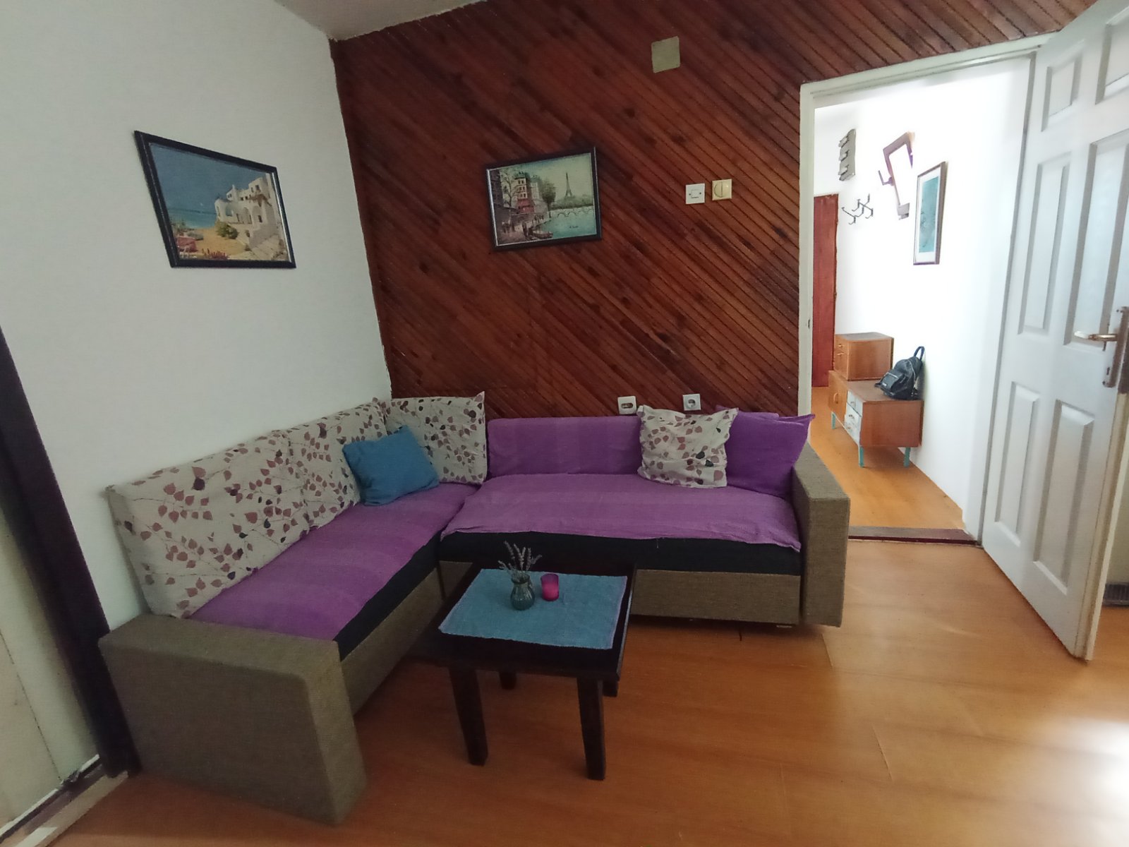 Izdajem namesten sprat u kuci u blizini osnovne skole “Njegos”, na 12-15min hoda od Lidla i Delte. Sastoji se iz dnevne sobe sa trpezarijom, kuhinjom, dve spavace sobe i kupatila. Idealno za studente ili porodicu. Cena 250e. Za sve informacije pozvati na br.061/2690533