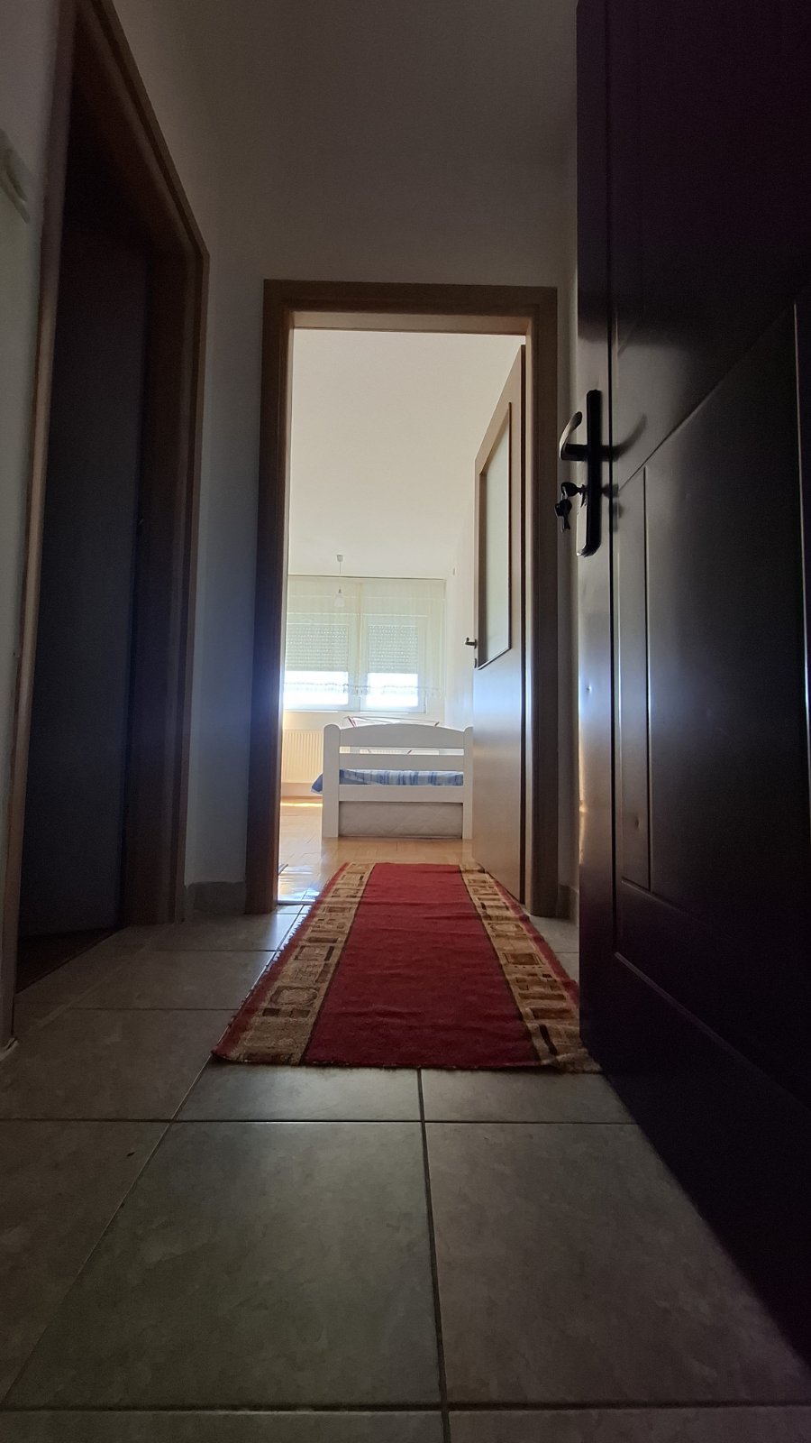 Izdajem garsonjeru u centru Niša, prekoputa Filozofskog fakulteta, veličine 24m². CG, lift, veš-mašina, mogućnost priključenja interneta. Broj 0641427563