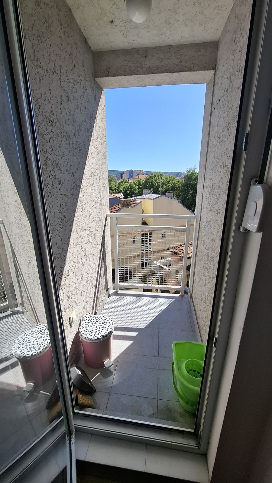 Izdajem garsonjeru u centru Niša, prekoputa Filozofskog fakulteta, veličine 24m². CG, lift, veš-mašina, mogućnost priključenja interneta. Broj 0641427563