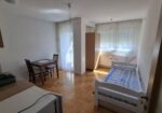 Izdajem garsonjeru u centru Niša, prekoputa Filozofskog fakulteta, veličine 24m². CG, lift, veš-mašina, mogućnost priključenja interneta. Broj 0641427563