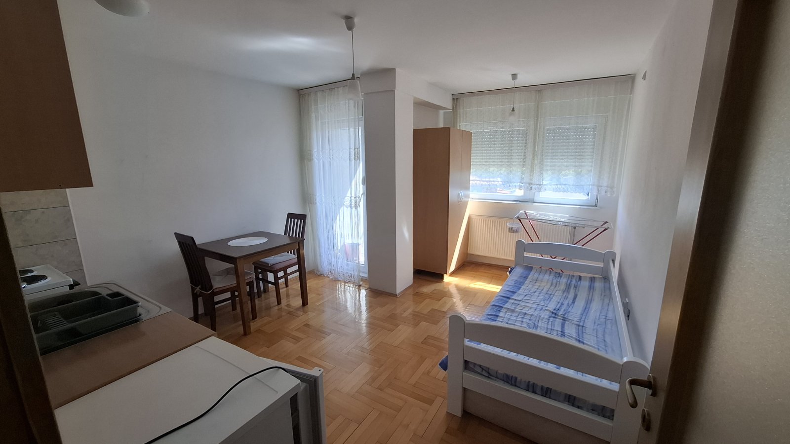 Izdajem garsonjeru u centru Niša, prekoputa Filozofskog fakulteta, veličine 24m². CG, lift, veš-mašina, mogućnost priključenja interneta. Broj 0641427563