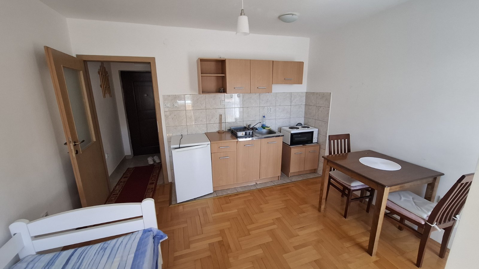 Izdajem garsonjeru u centru Niša, prekoputa Filozofskog fakulteta, veličine 24m². CG, lift, veš-mašina, mogućnost priključenja interneta. Broj 0641427563