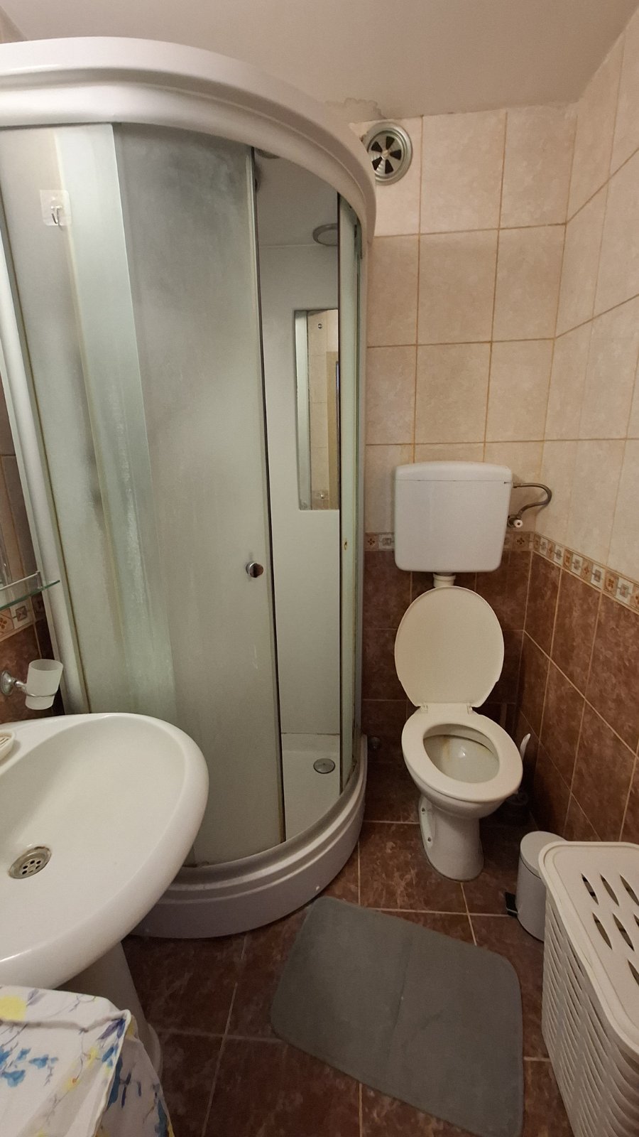 Izdajem garsonjeru u centru Niša, prekoputa Filozofskog fakulteta, veličine 24m². CG, lift, veš-mašina, mogućnost priključenja interneta. Broj 0641427563
