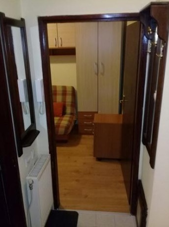 Izdajem nov jednosoban stan u stambenoj zgradi kod Vojne bolnice