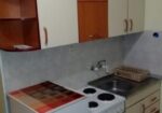 Izdajem nov jednosoban stan u stambenoj zgradi kod Vojne bolnice