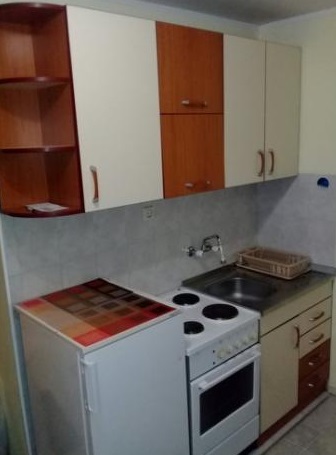 Izdajem nov jednosoban stan u stambenoj zgradi kod Vojne bolnice