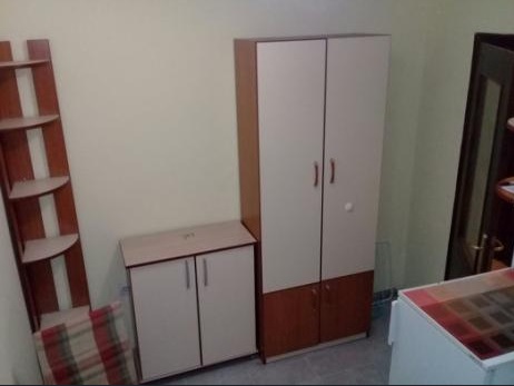 Izdajem nov jednosoban stan u stambenoj zgradi kod Vojne bolnice