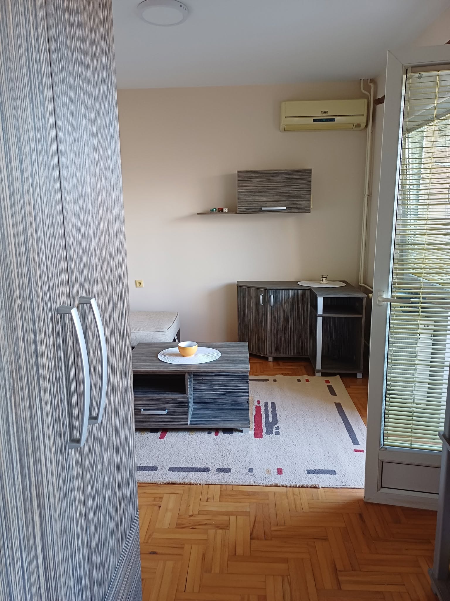 Izdajem jednosoban stan na Paliluli kod NKC-a. Parno grejanje i velika terasa. Nadogradnja, 5.sprat bez lifta 0646151642