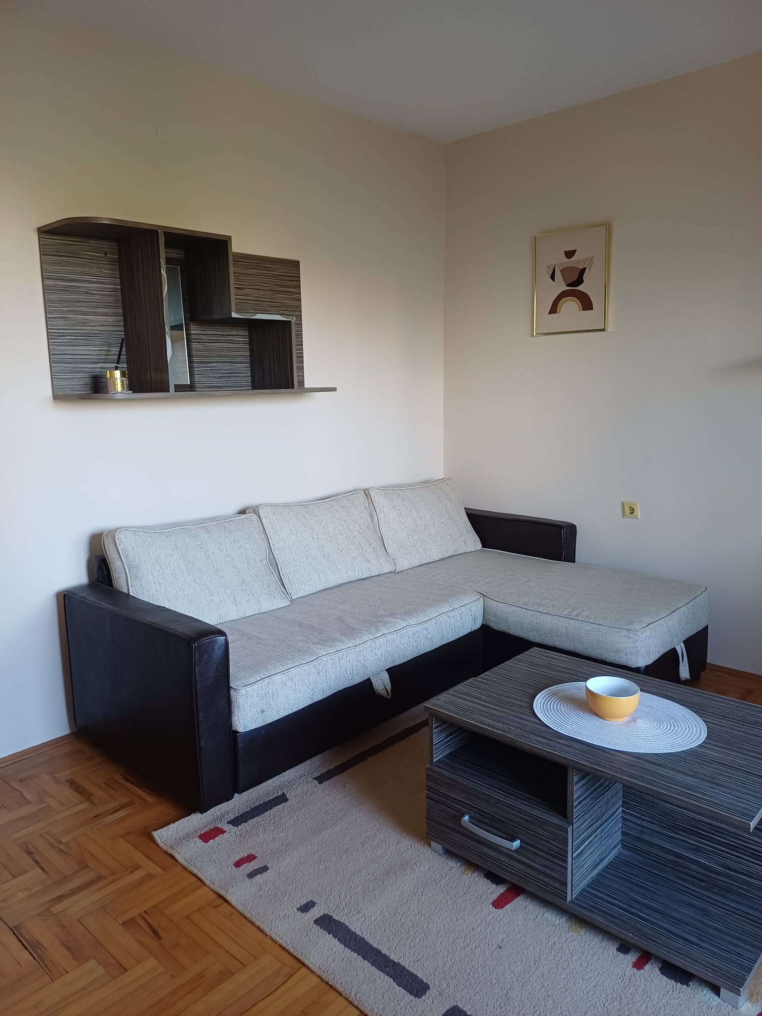 Izdajem jednosoban stan na Paliluli kod NKC-a. Parno grejanje i velika terasa. Nadogradnja, 5.sprat bez lifta 0646151642