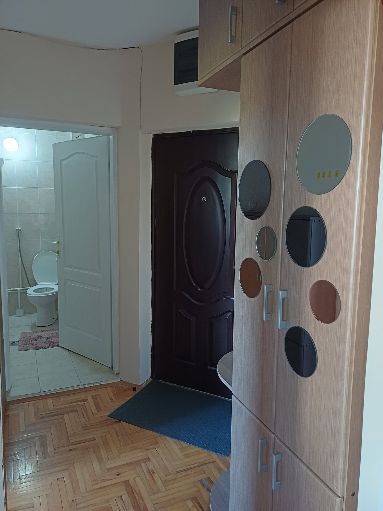 Izdajem jednosoban stan na Paliluli kod NKC-a. Parno grejanje i velika terasa. Nadogradnja, 5.sprat bez lifta 0646151642