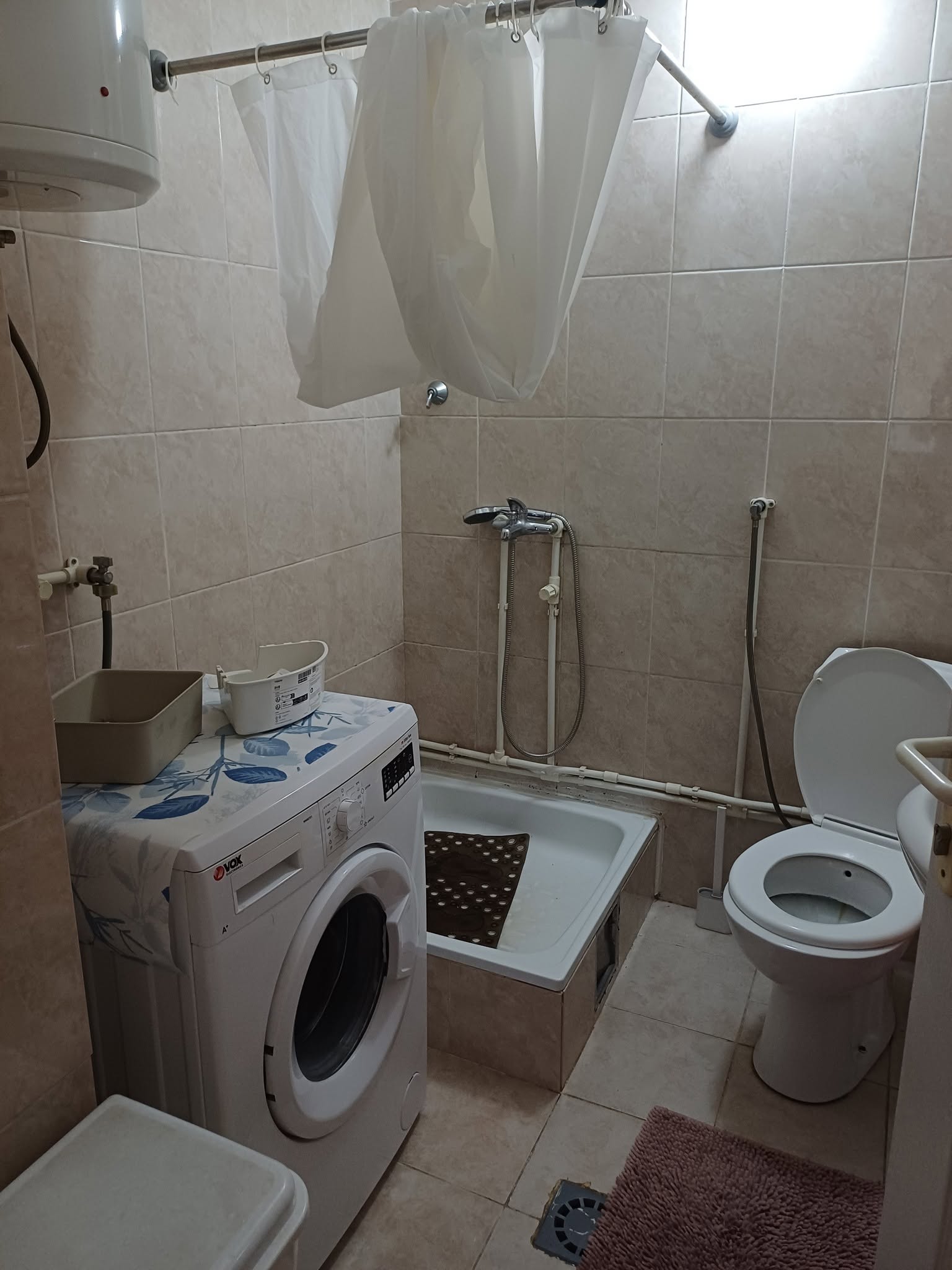 Izdajem jednosoban stan na Paliluli kod NKC-a. Parno grejanje i velika terasa. Nadogradnja, 5.sprat bez lifta 0646151642
