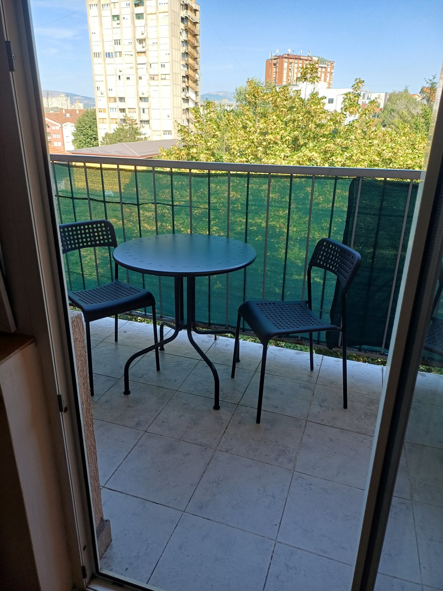 Izdajem jednosoban stan na Paliluli kod NKC-a. Parno grejanje i velika terasa. Nadogradnja, 5.sprat bez lifta 0646151642
