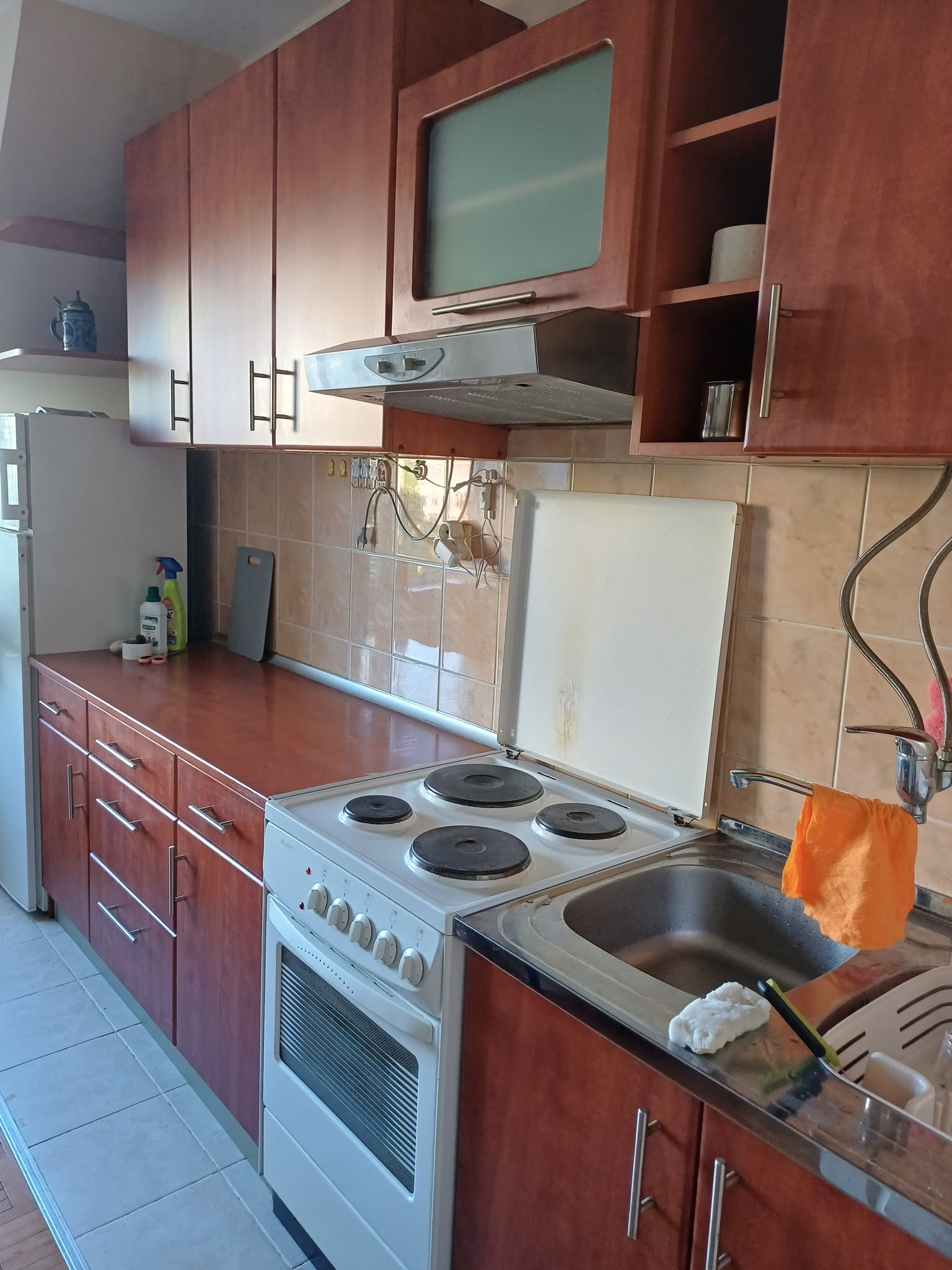 Izdajem jednosoban stan na Paliluli kod NKC-a. Parno grejanje i velika terasa. Nadogradnja, 5.sprat bez lifta 0646151642