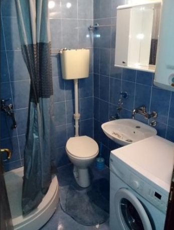 Izdajem nov jednosoban stan u stambenoj zgradi kod Vojne bolnice
