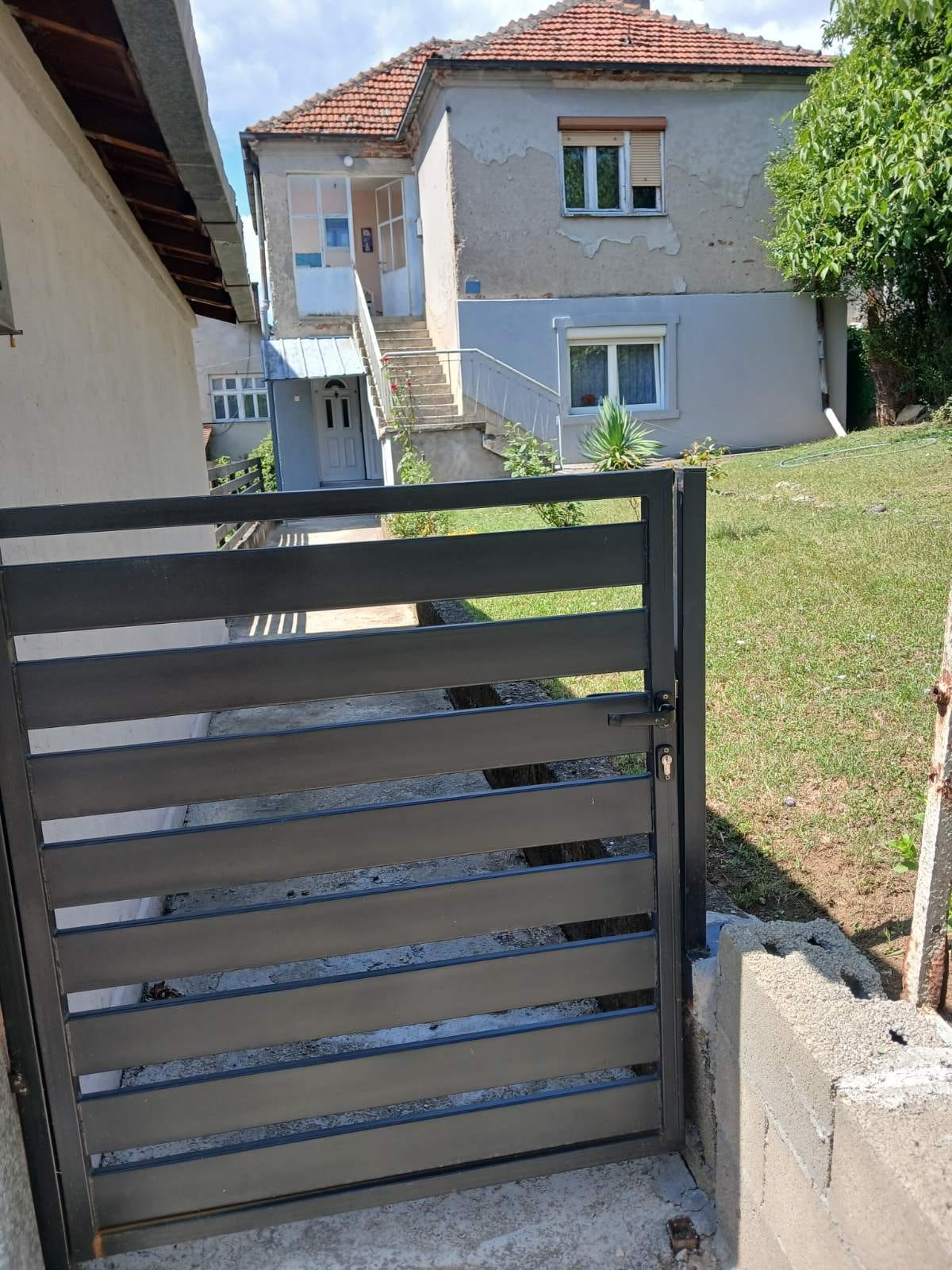 Na prodaju horizontala kuće 77 m² – zaseban ulaz, garaža i dvorište – Kuršumlija