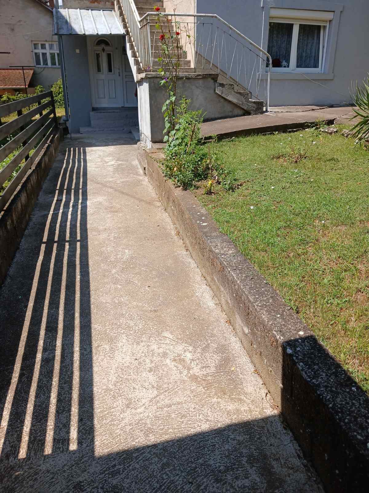 Na prodaju horizontala kuće 77 m² – zaseban ulaz, garaža i dvorište – Kuršumlija