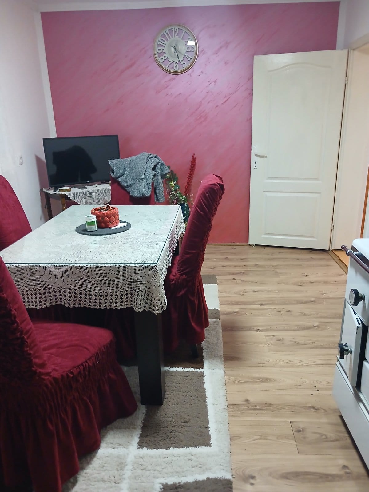 Na prodaju horizontala kuće 77 m² – zaseban ulaz, garaža i dvorište – Kuršumlija