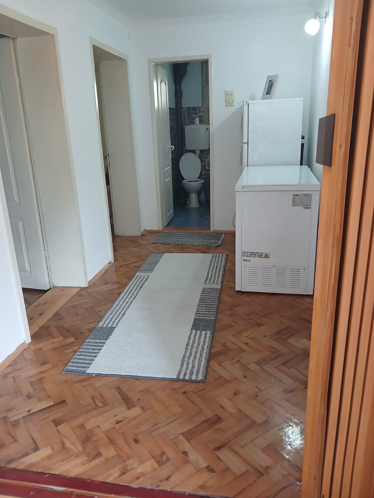 Na prodaju horizontala kuće 77 m² – zaseban ulaz, garaža i dvorište – Kuršumlija