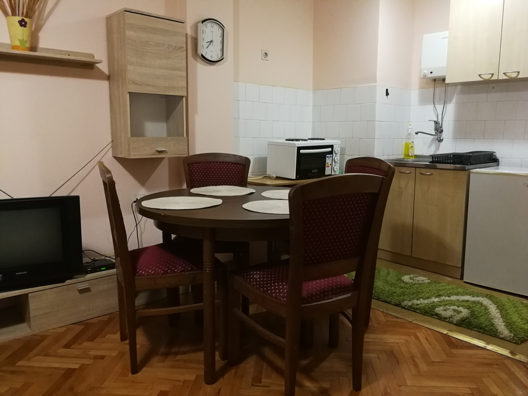 Izdajem kompletno opremljenu garsonjeru u Nišu na Bulevaru Nemanjića