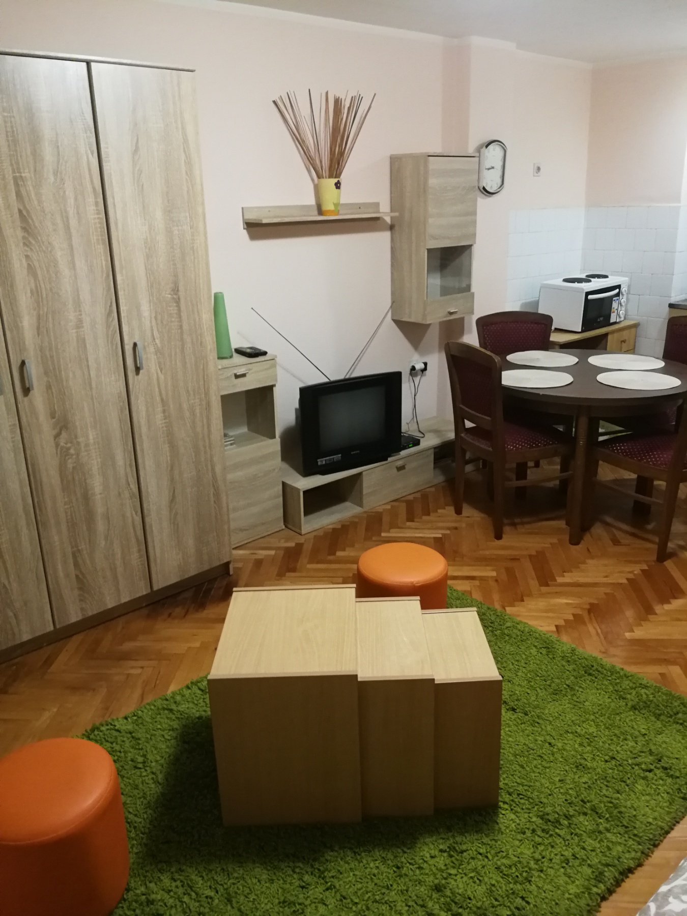 Izdajem kompletno opremljenu garsonjeru u Nišu na Bulevaru Nemanjića