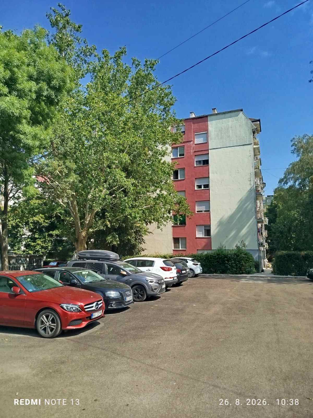 Izdajem nov jednosoban stan u stambenoj zgradi kod Medicinskog fakulteta