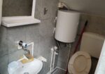 Konformna soba – Izdajem konformnu sobu u blizini medicinskog fakulteta i PMF-a. Soba se nalazi u mirnom delu grada u prizemlju porodične kuće, ima poseban ulaz u kupatilo. Sadrži sve što je neophodno, sudoperu, indukcioni rešo, frižider, TV, TA peć, WiFi, novu ugaonu garnituru, sto i 2 ormara. Nova PVC stolarija, izlaz na dvorišnu terasu. U stanarinu su uključeni svi troškovi. Cena je 150E tokom grejne sezone, 130E van grejne sezone. Tel. 0698011364 Bojan