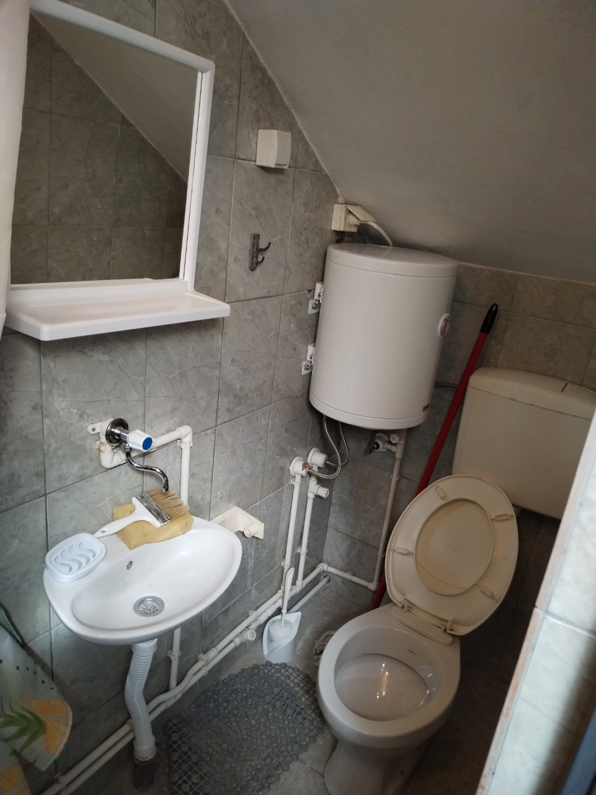 Konformna soba – Izdajem konformnu sobu u blizini medicinskog fakulteta i PMF-a. Soba se nalazi u mirnom delu grada u prizemlju porodične kuće, ima poseban ulaz u kupatilo. Sadrži sve što je neophodno, sudoperu, indukcioni rešo, frižider, TV, TA peć, WiFi, novu ugaonu garnituru, sto i 2 ormara. Nova PVC stolarija, izlaz na dvorišnu terasu. U stanarinu su uključeni svi troškovi. Cena je 150E tokom grejne sezone, 130E van grejne sezone. Tel. 0698011364 Bojan