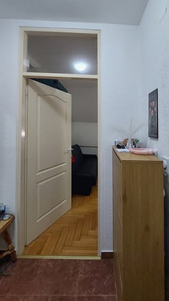 Izdaje se namešten jednoiposoban stan sa TA peći kod Fakulteta zaštite na radu (Staro groblje) tel.   0600539790