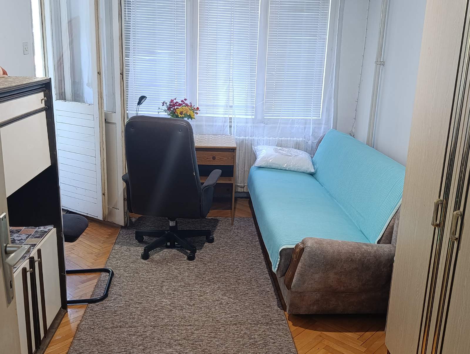 Izdajem namesten stan za dve studentice sa 1. Ili 2. Godine medicinsmog fakulteta i jedna soba i druga soba izlaze na terasu koja je 8m prvi sprat centralno grejanje ima lift i parking namestaj nov