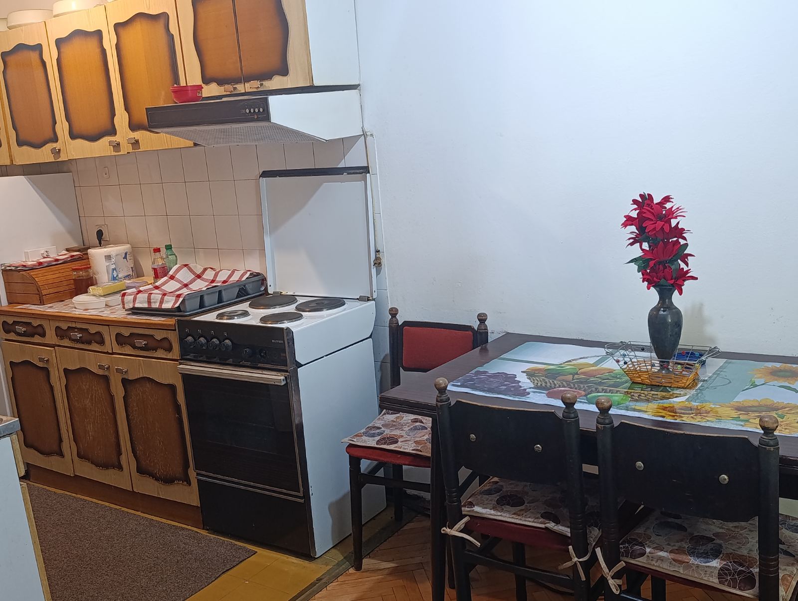 Izdajem namesten stan za dve studentice sa 1. Ili 2. Godine medicinsmog fakulteta i jedna soba i druga soba izlaze na terasu koja je 8m prvi sprat centralno grejanje ima lift i parking namestaj nov