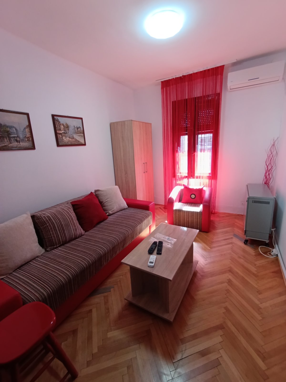Izdajem stan u Hajduk Veljkovoj ulici u Nisu. Stan je u kuci, pogodan za jednu osobu. Stan je namesten i odmah useljiv. Grejanje TA. Depozit obavezan. 0606242117