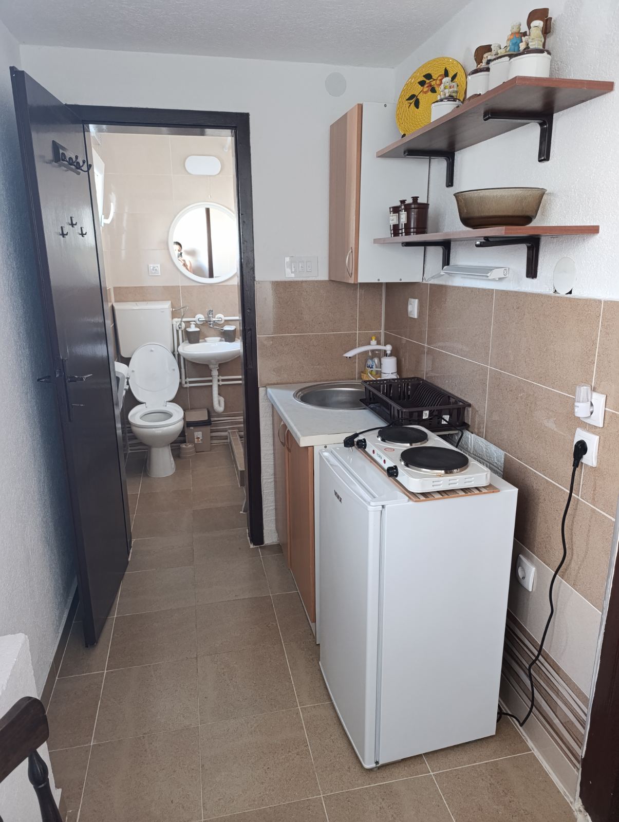 Izdajem stan u Hajduk Veljkovoj ulici u Nisu. Stan je u kuci, pogodan za jednu osobu. Stan je namesten i odmah useljiv. Grejanje TA. Depozit obavezan. 0606242117