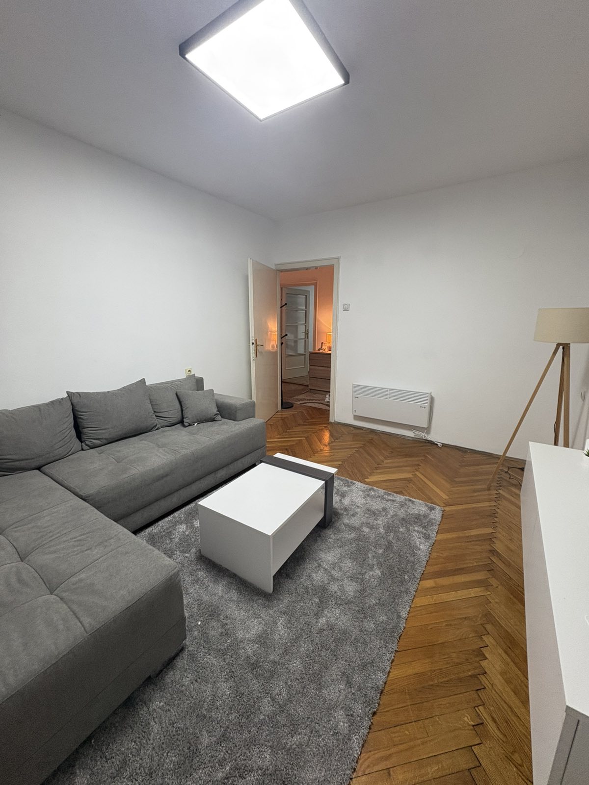 Izdaje se stan u centru u obilićevom vencu renoviran i pogodan za studente.slobodan od 01.10. 0692111055