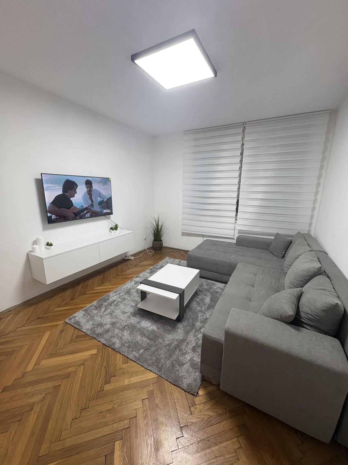 Izdaje se stan u centru u obilićevom vencu renoviran i pogodan za studente.slobodan od 01.10. 0692111055